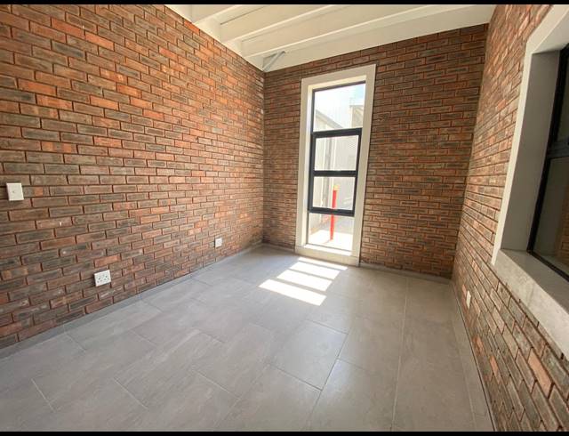 240M² WAREHOUSE TO LET IN MOSSDUSTRIA